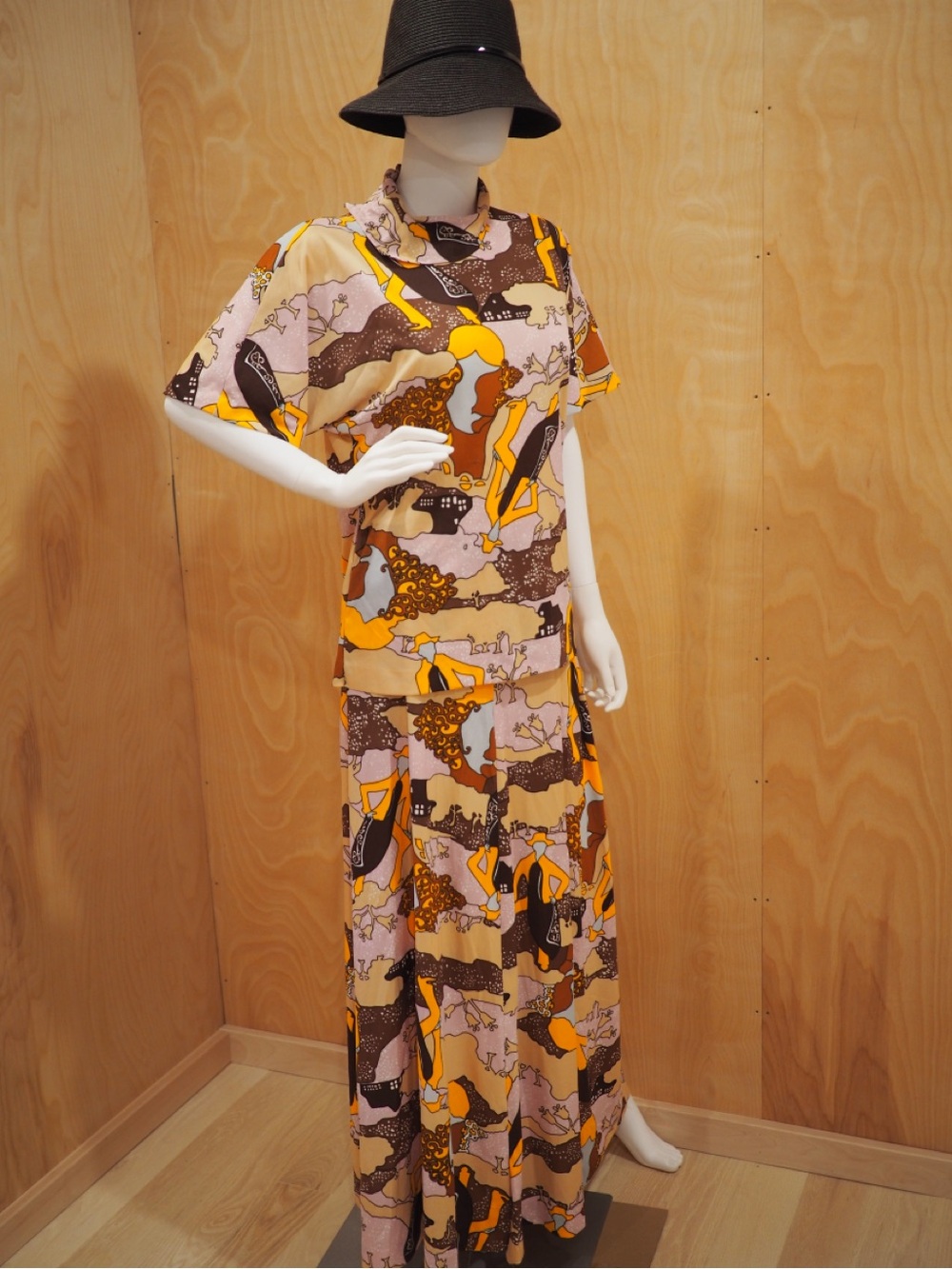 70’s Vintage  Abstract faces Print 2 piece in Yellow & Brown - Picture 3 of 5